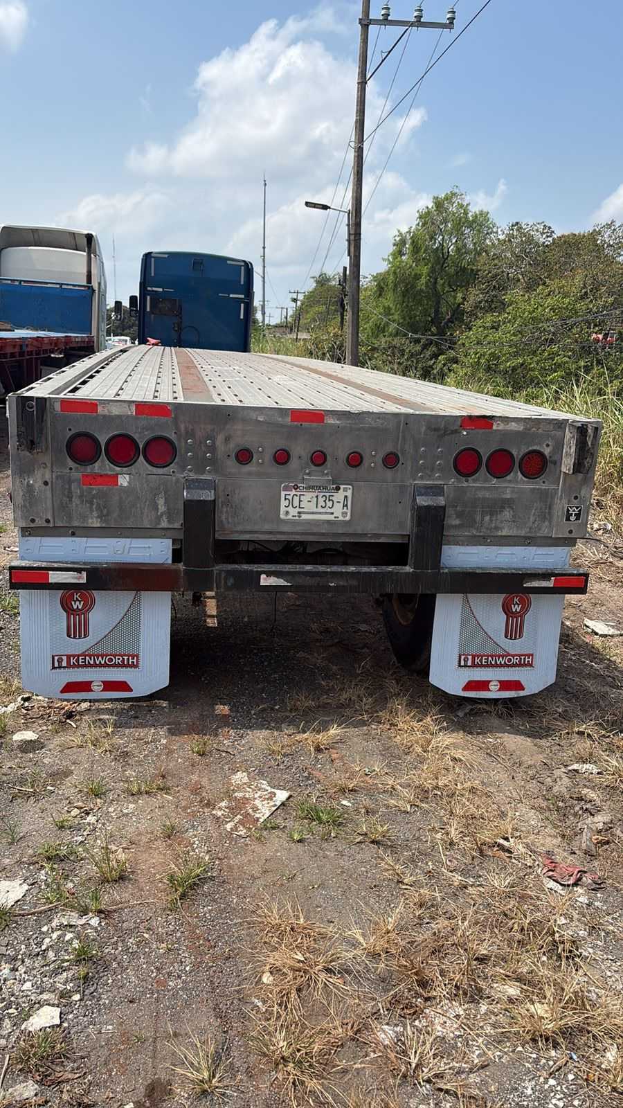 Tracto Kenworth T660 2013 con plana