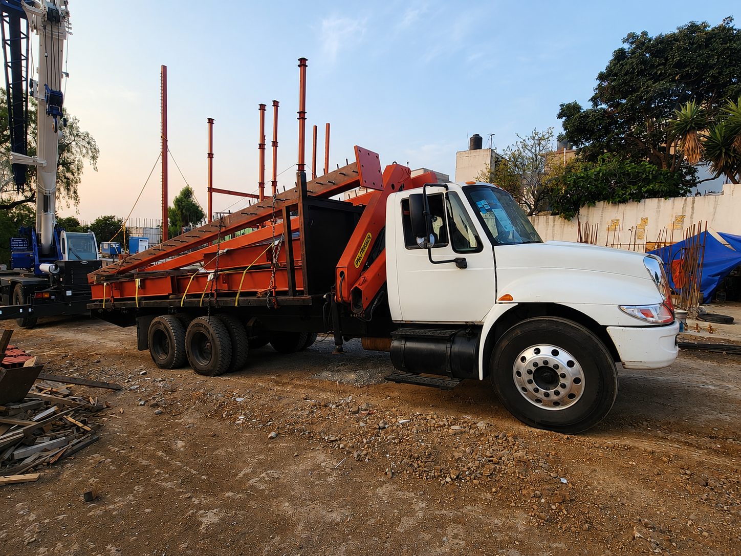 Camión International 4400 con grúa articulada Palfinger PK 10000 año 2006