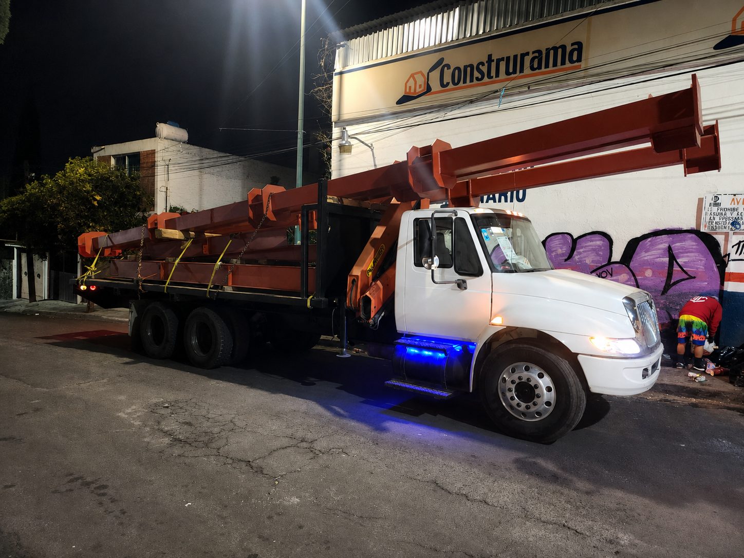 Camión International 4400 con grúa articulada Palfinger PK 10000 año 2006