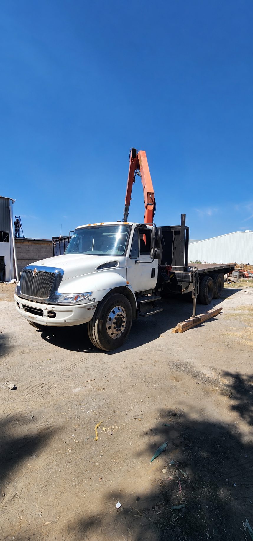 Camión International 4400 con grúa articulada Palfinger PK 10000 año 2006