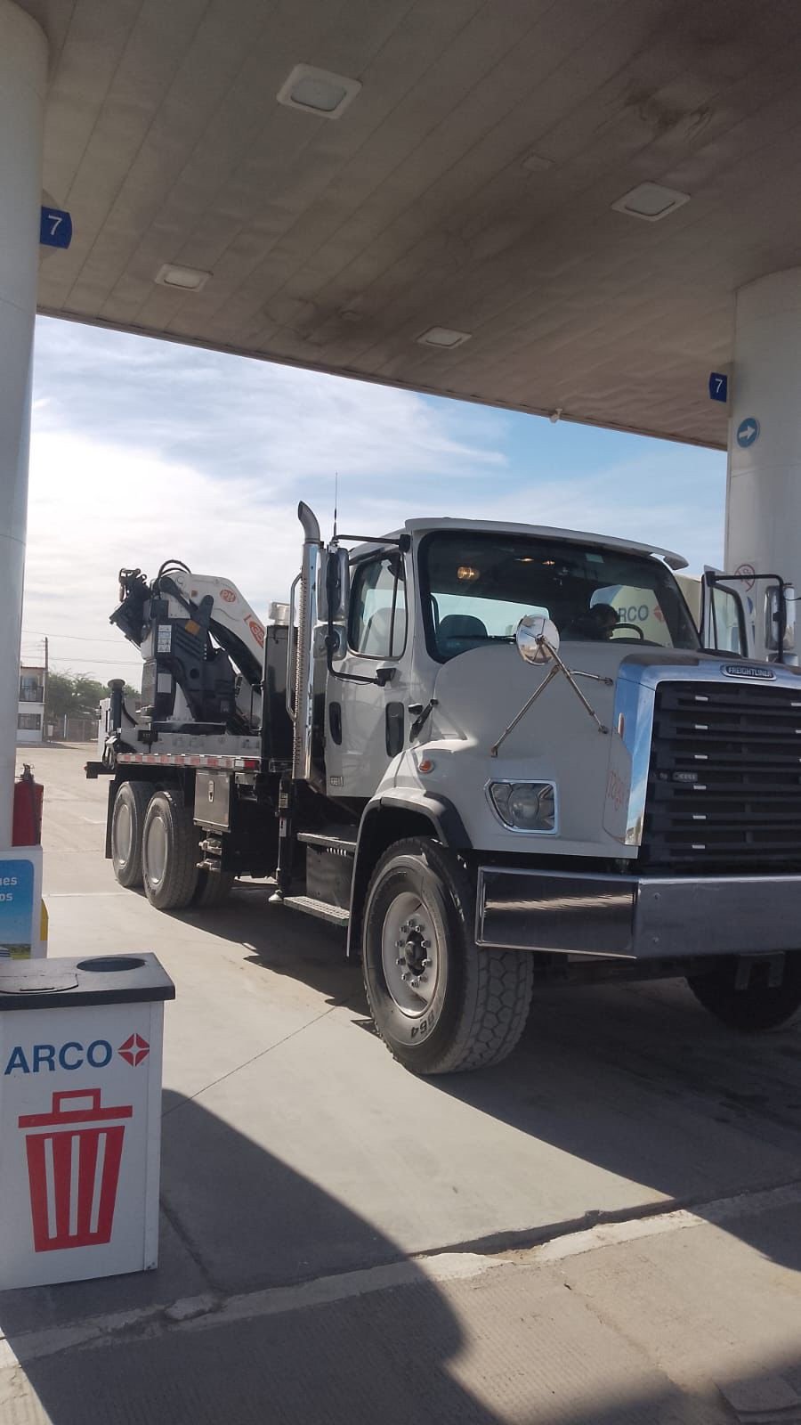 FREIGHTLINER 114SD 2014 CON GRÚA PM 35.5
