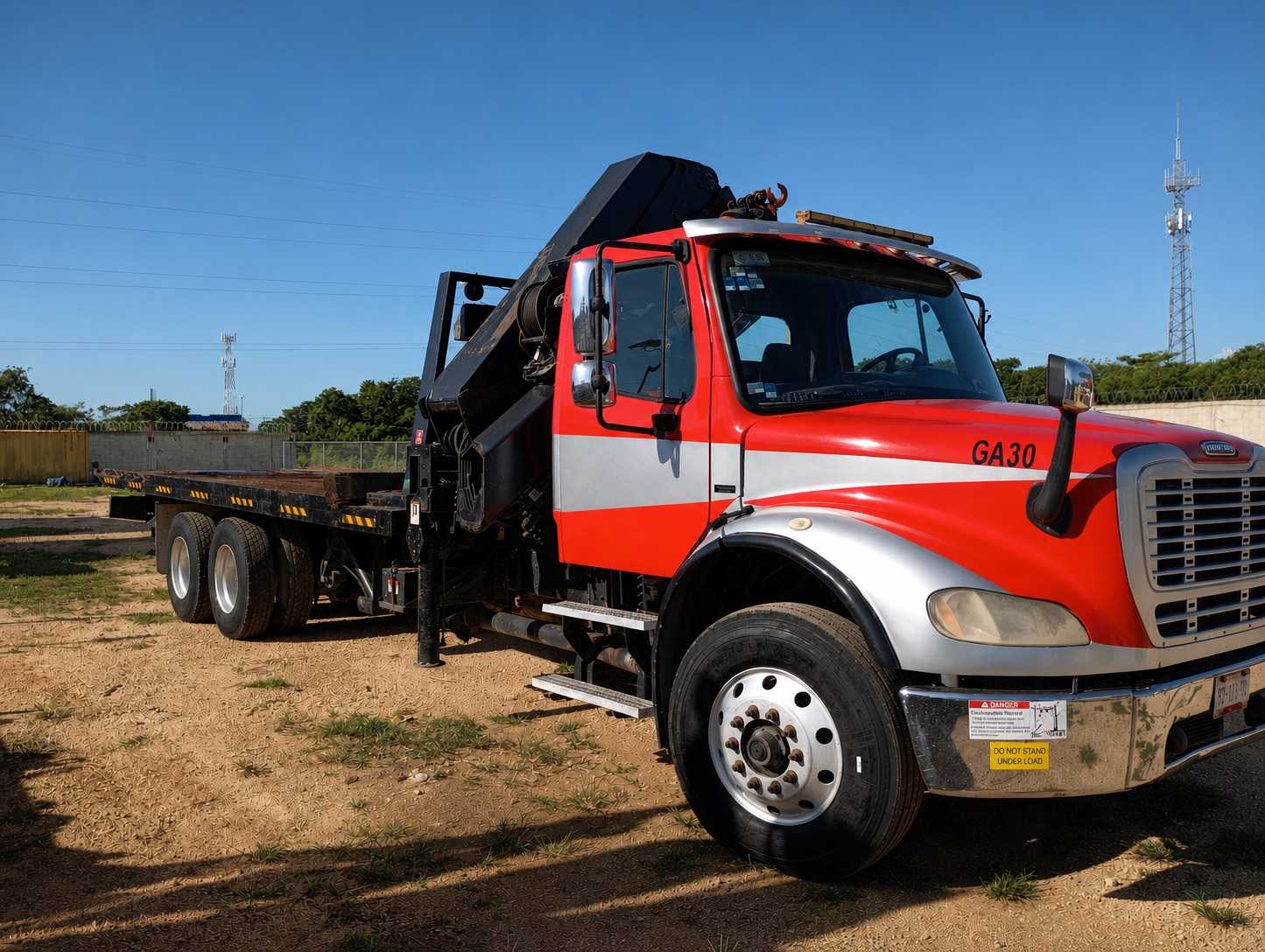 FREIGHTLINER M2 2007 CON GRÚA ARTICULADA IMT 25180K4 Y RAMPA HIDRÁULICA