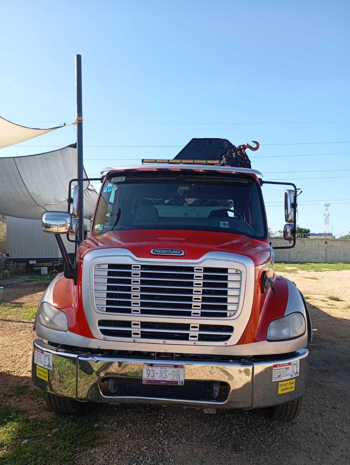 FREIGHTLINER M2 2007 CON GRÚA ARTICULADA IMT 25180K4 Y RAMPA HIDRÁULICA