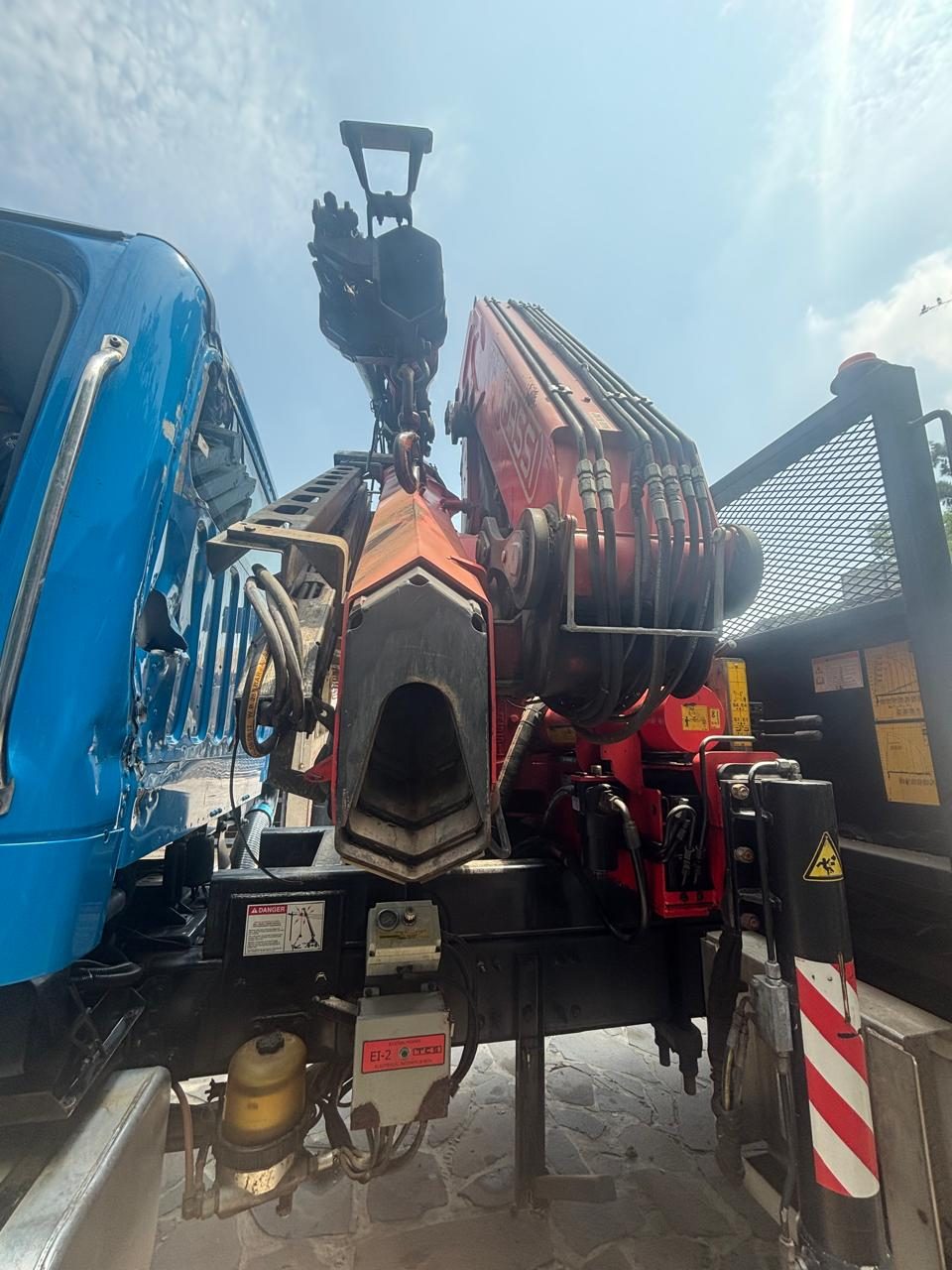 Grúa articulada FASSI F365A.2 con JIB sobre Freightliner 114SD 2014