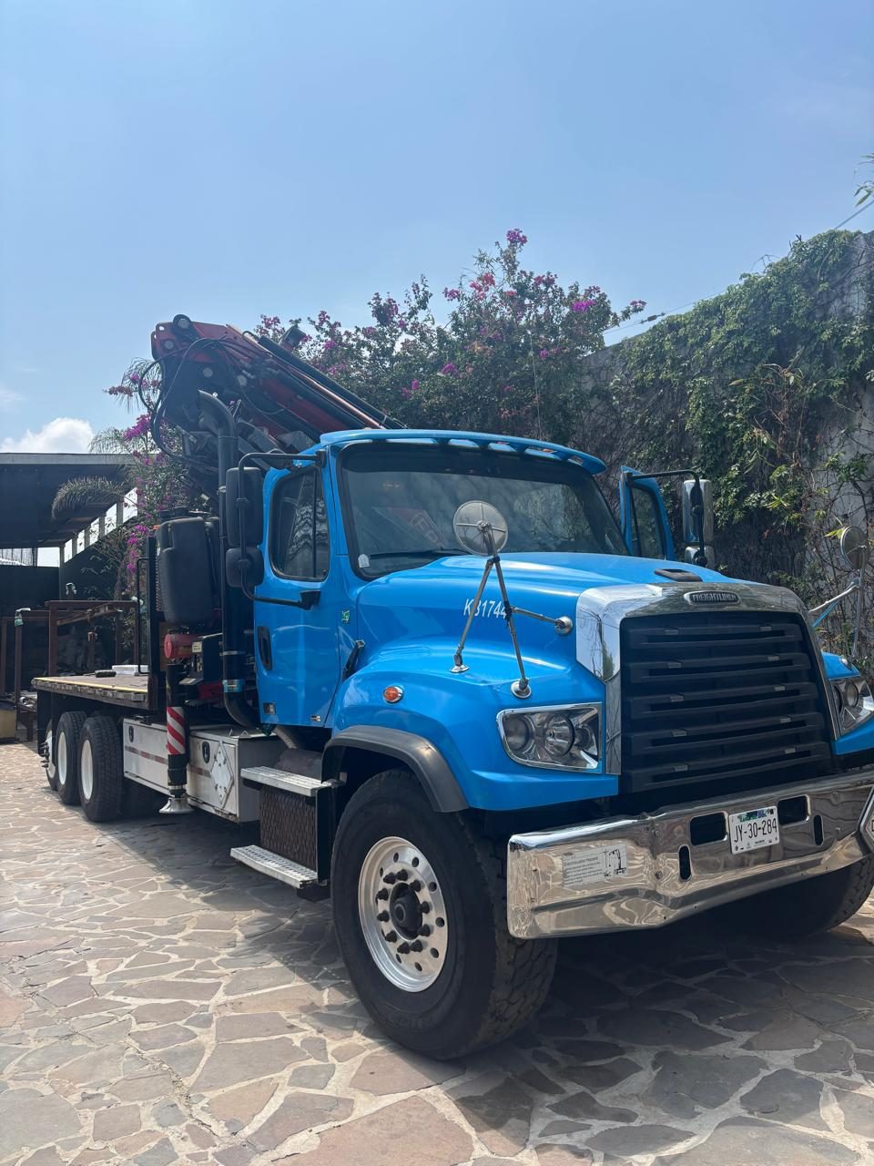 Grúa articulada FASSI F365A.2 con JIB sobre Freightliner 114SD 2014