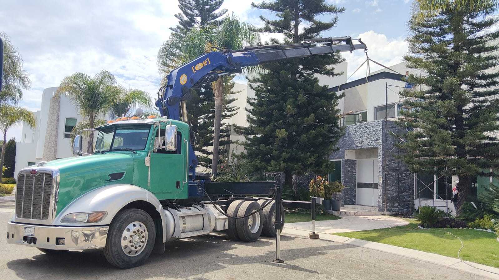 PETERBILT 2013 CON GRÚA PM 18 TON
