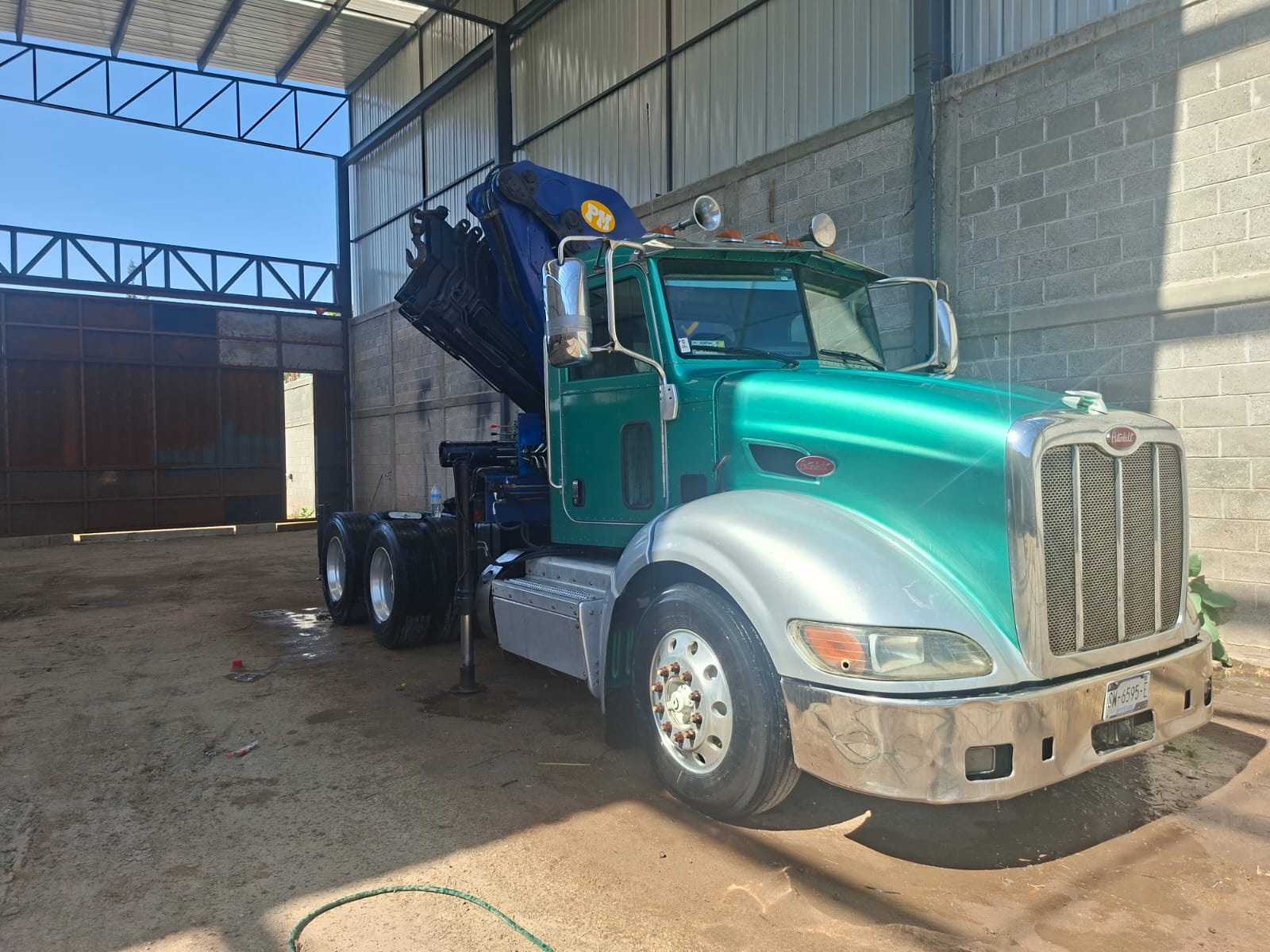 PETERBILT 2013 CON GRÚA PM 18 TON