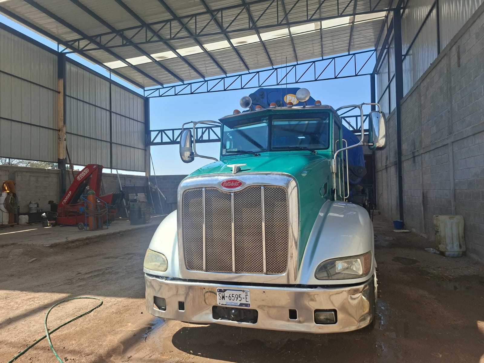 PETERBILT 2013 CON GRÚA PM 18 TON