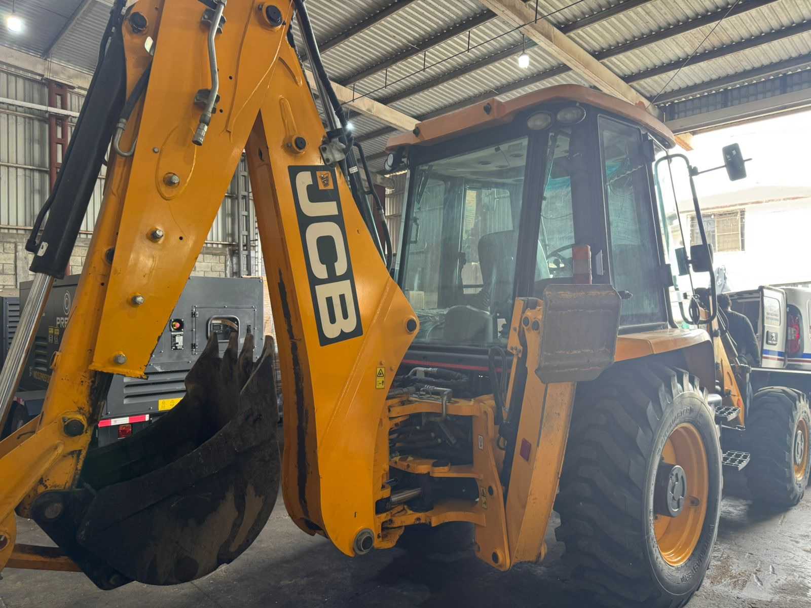 RETROEXCAVADORA JCB 4x4 EQUIPADA