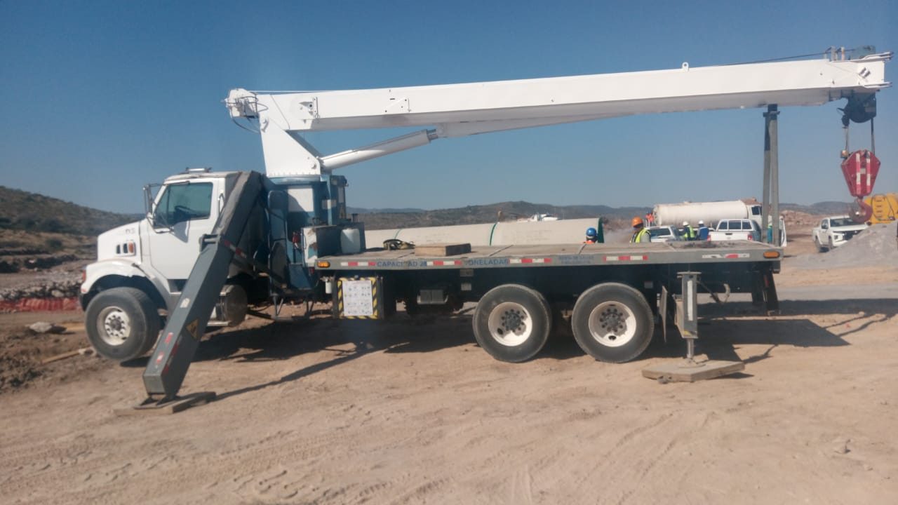 Grúa Titán Manitex 2892C de 28 toneladas sobre camión Sterling LT7500