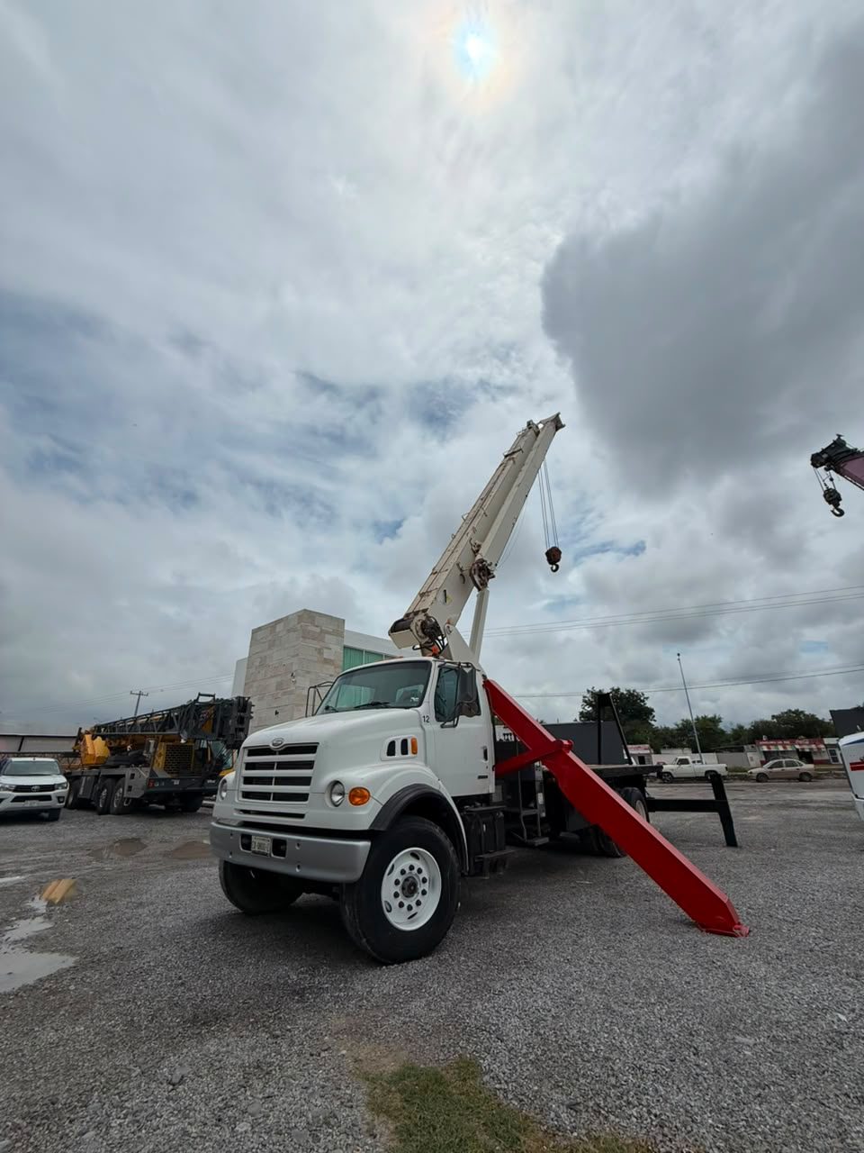Grúa Titán Terex TC4792 de 23.5 toneladas sobre camión Sterling año 2000