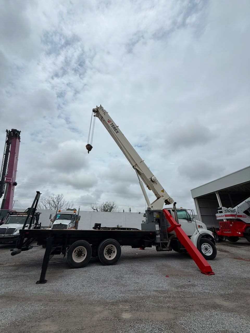 Grúa Titán Terex TC4792 de 23.5 toneladas sobre camión Sterling año 2000
