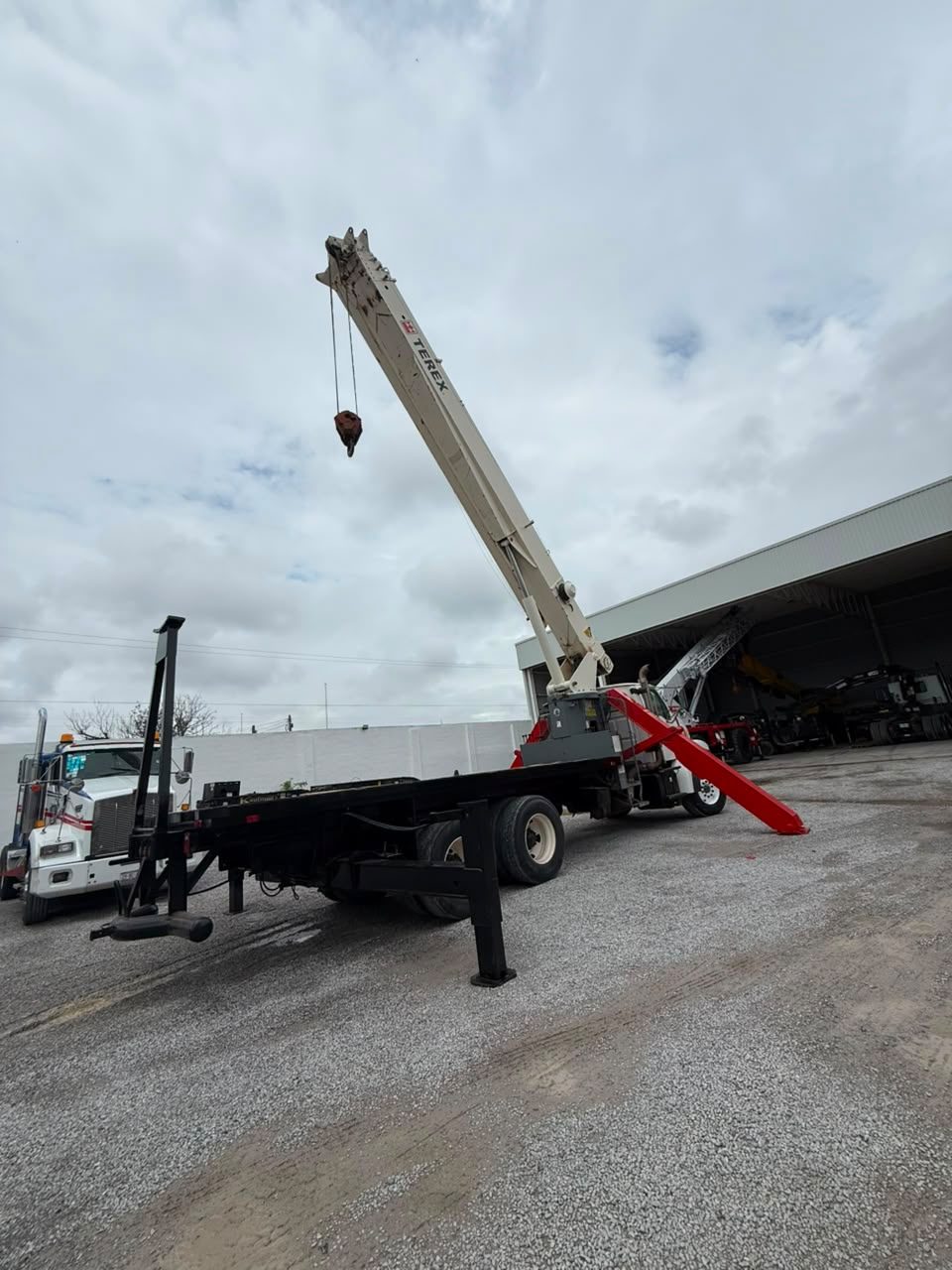 Grúa Titán Terex TC4792 de 23.5 toneladas sobre camión Sterling año 2000