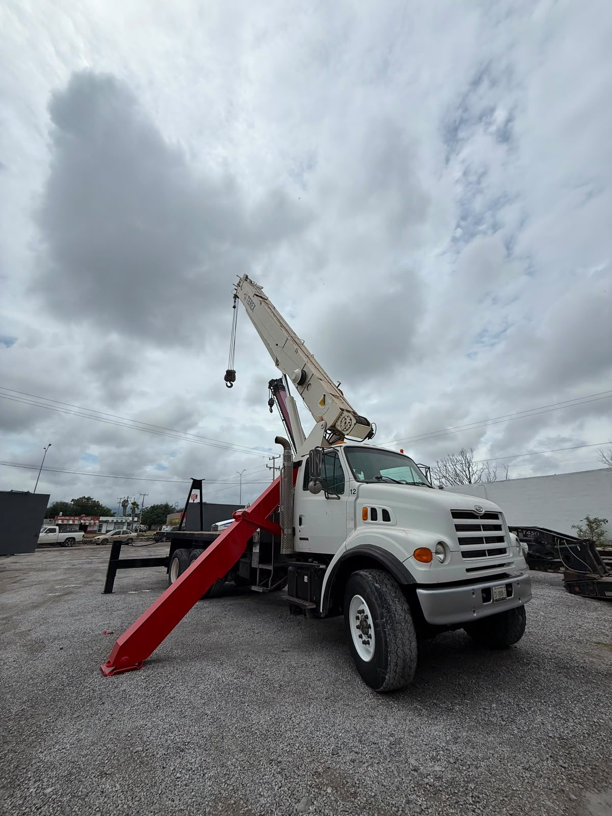 Grúa Titán Terex TC4792 de 23.5 toneladas sobre camión Sterling año 2000